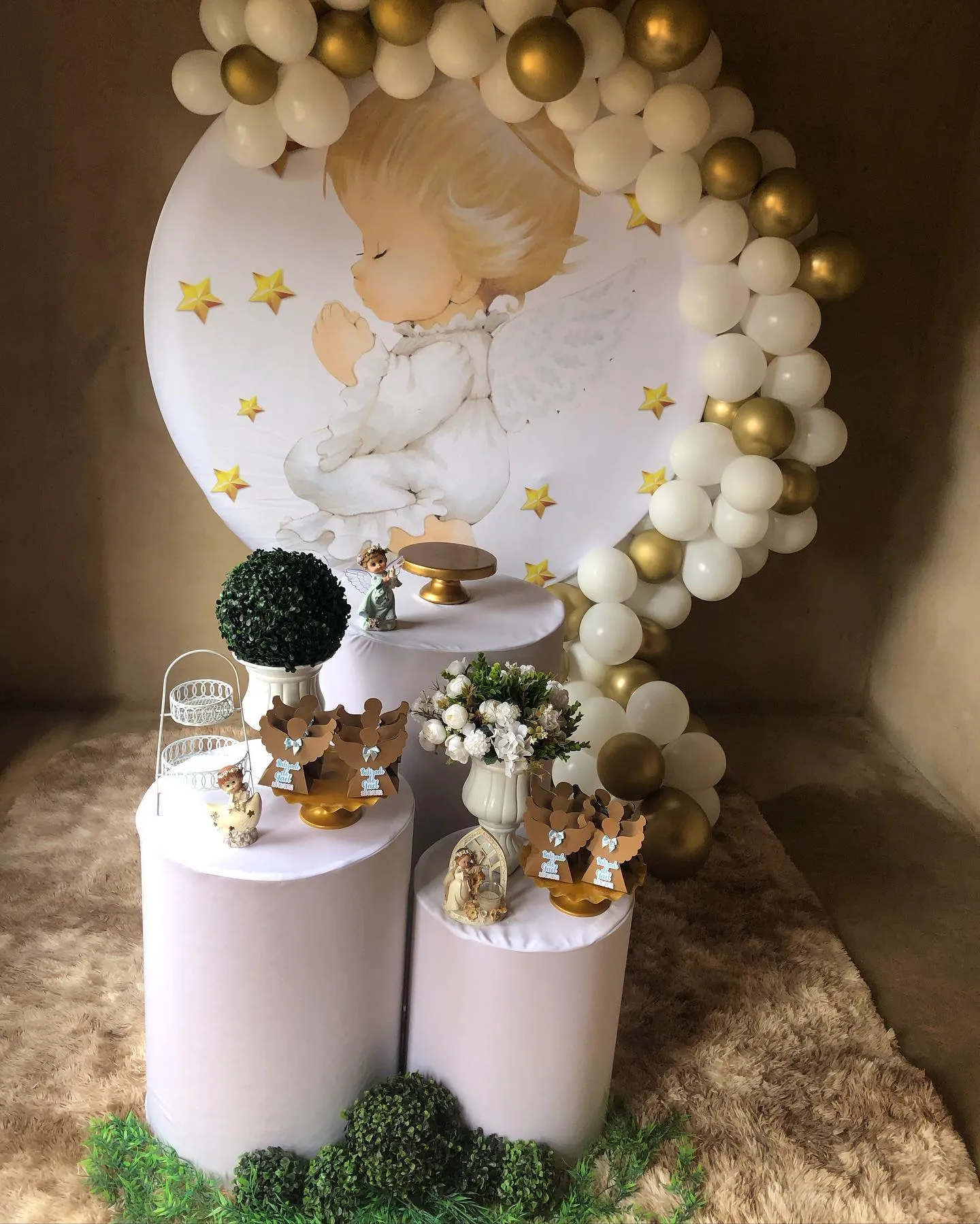 Decoração de batizado delicada com tons pastéis