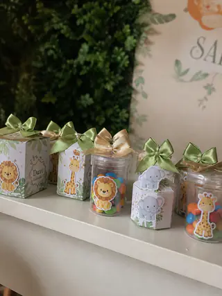 Lembrancinhas de festa tema safari: caixinhas e potinhos com doces, adesivos de bichinhos e laços de fita verde