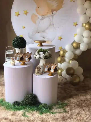 Kit de decoração de batizado: painel redondo com anjinho e estrelas douradas, arco de balões branco e dourado e cilindros brancos