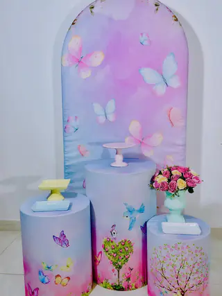 Kit de decoração tema borboleta: painel arco em lilás e rosa com borboletas e cilindros floridos