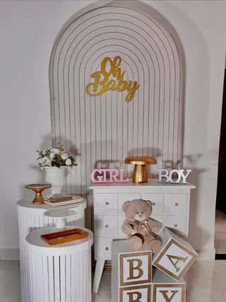 Kit de chá de bebê em rosa com balões, ursinhos de pelúcia e cubos decorativos