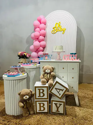 Kit de decoração de chá revelação com balões rosa e azul, ursinhos e aparador branco