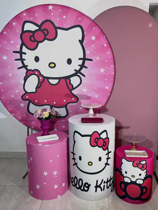 Kit de decoração tema Hello Kitty: painel redondo em rosa e pink com cilindros combinando