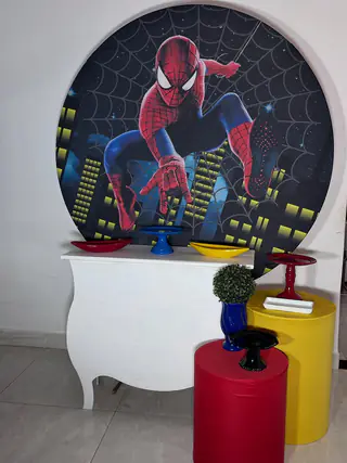 Outro ângulo do kit tema Homem-Aranha com o painel redondo e o aparador provençal branco