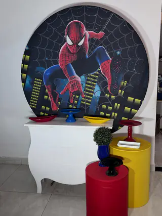 Kit de decoração tema Homem-Aranha: painel redondo do herói, aparador branco e cilindros vermelho e amarelo