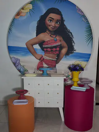 Outro ângulo do kit tema Moana montado com painel redondo e cilindros coloridos