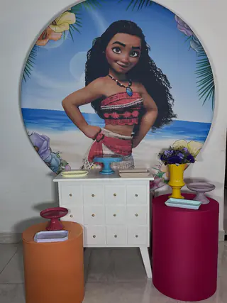 Kit de decoração tema Moana: painel redondo da praia com cilindros em laranja e vermelho