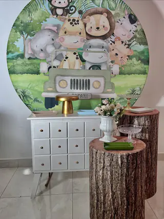 Kit de decoração tema Safari: painel redondo com bichinhos, gaveteiro branco e tora de madeira